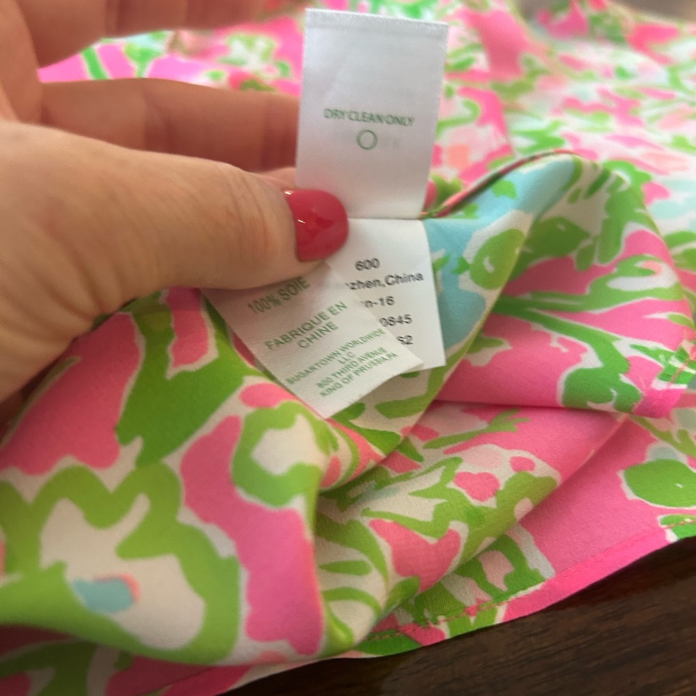 Lilly Pulitzer sleeveless ham top. V neckline. 100% silk. - Picture 2 of 5